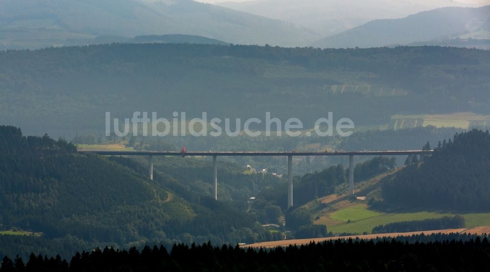 Luftaufnahme Bestwig - Blick auf Baustellen und Brückenneubauten an der Autobahnerweiterung der A44 bei Bestwig im Bundesland Nordrhein-Westfalen