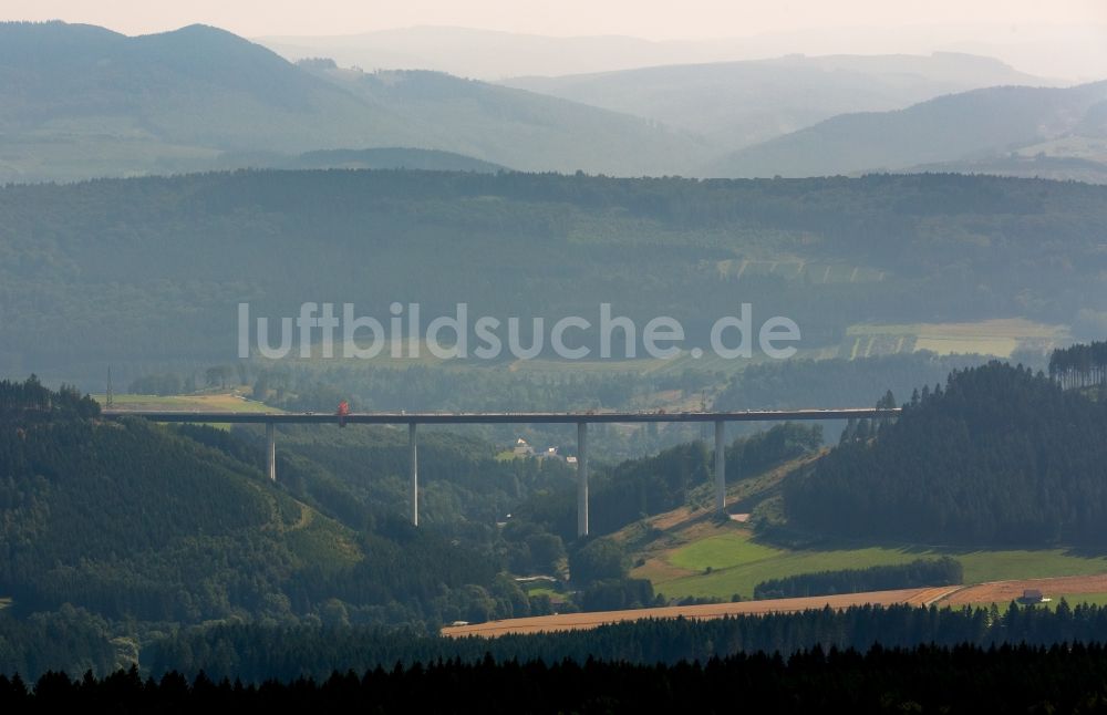 Bestwig von oben - Blick auf Baustellen und Brückenneubauten an der Autobahnerweiterung der A44 bei Bestwig im Bundesland Nordrhein-Westfalen