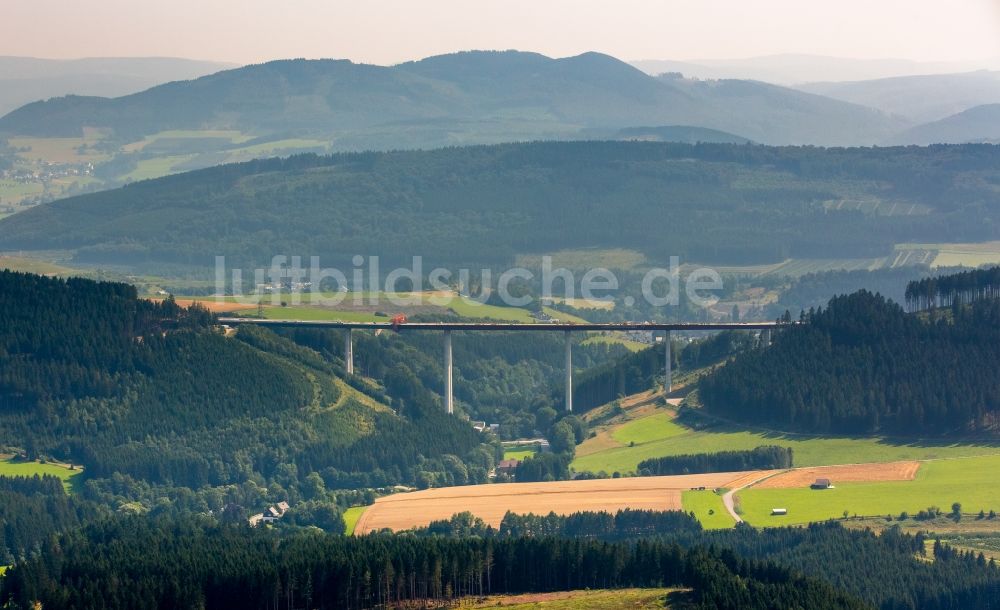 Bestwig aus der Vogelperspektive: Blick auf Baustellen und Brückenneubauten an der Autobahnerweiterung der A44 bei Bestwig im Bundesland Nordrhein-Westfalen