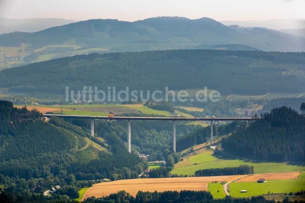 Luftbild Bestwig - Blick auf Baustellen und Brückenneubauten an der Autobahnerweiterung der A44 bei Bestwig im Bundesland Nordrhein-Westfalen