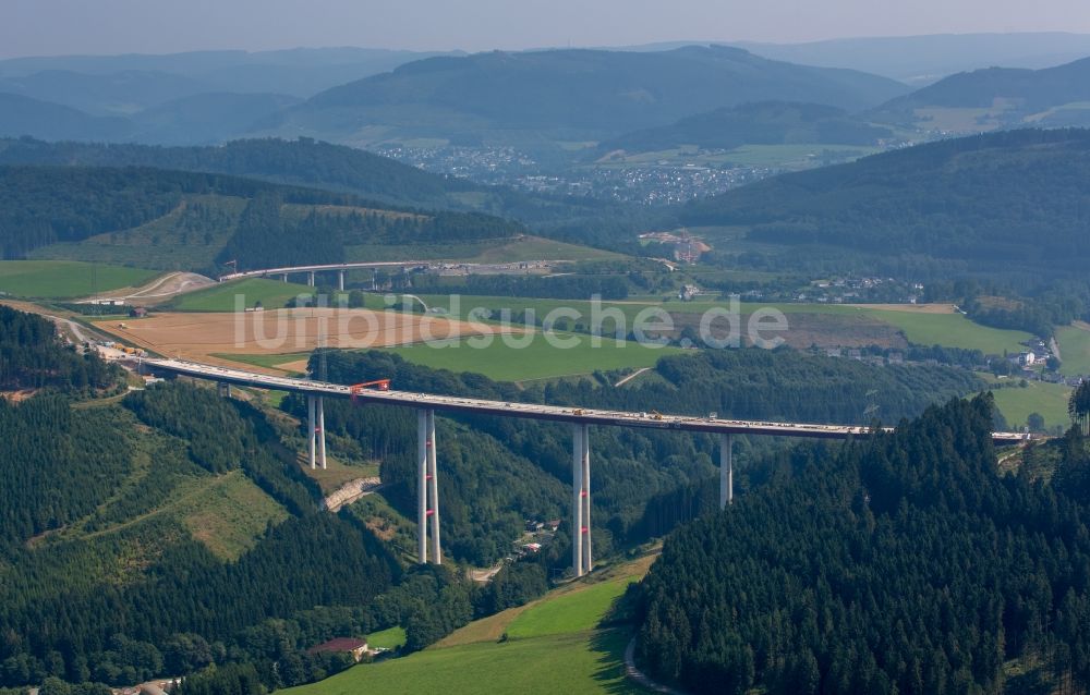 Luftaufnahme Bestwig - Blick auf Baustellen und Brückenneubauten an der Autobahnerweiterung der A44 bei Bestwig im Bundesland Nordrhein-Westfalen