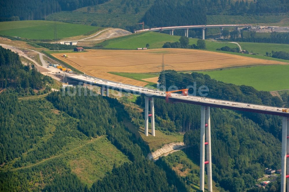 Bestwig von oben - Blick auf Baustellen und Brückenneubauten an der Autobahnerweiterung der A44 bei Bestwig im Bundesland Nordrhein-Westfalen