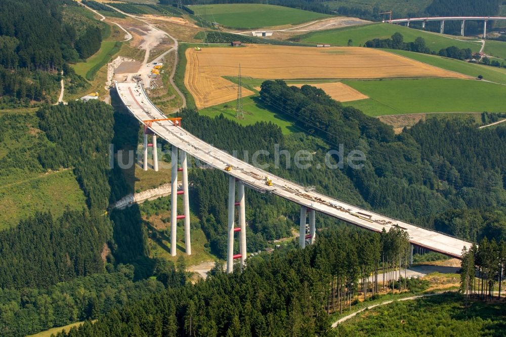 Bestwig aus der Vogelperspektive: Blick auf Baustellen und Brückenneubauten an der Autobahnerweiterung der A44 bei Bestwig im Bundesland Nordrhein-Westfalen