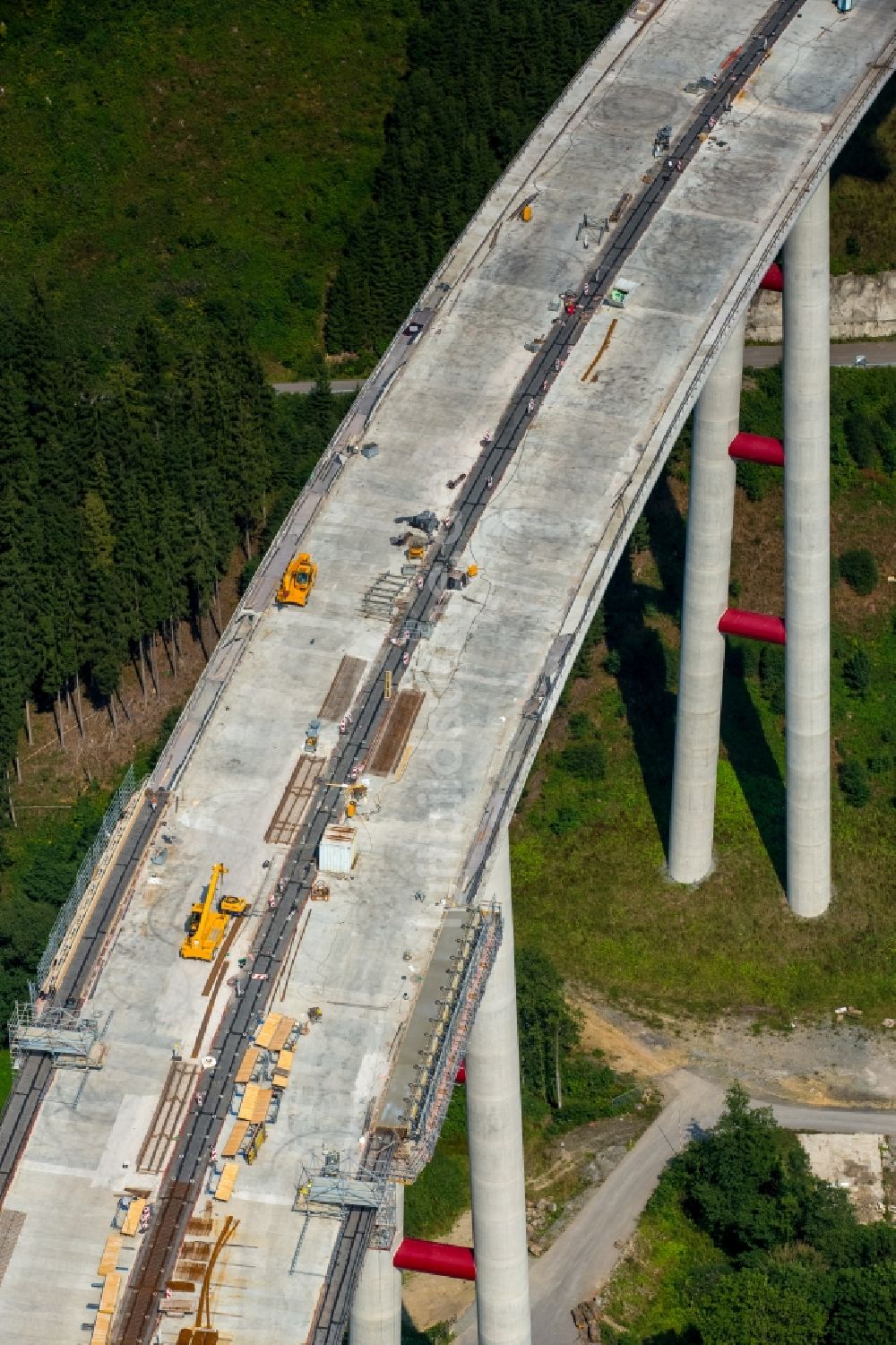 Luftaufnahme Bestwig - Blick auf Baustellen und Brückenneubauten an der Autobahnerweiterung der A44 bei Bestwig im Bundesland Nordrhein-Westfalen