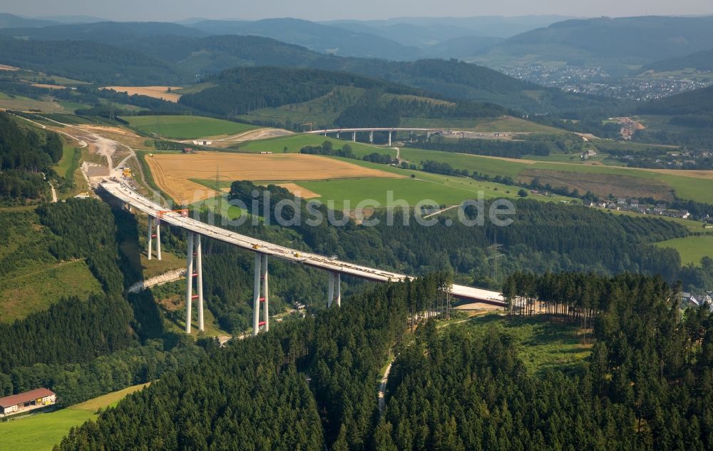 Bestwig von oben - Blick auf Baustellen und Brückenneubauten an der Autobahnerweiterung der A44 bei Bestwig im Bundesland Nordrhein-Westfalen