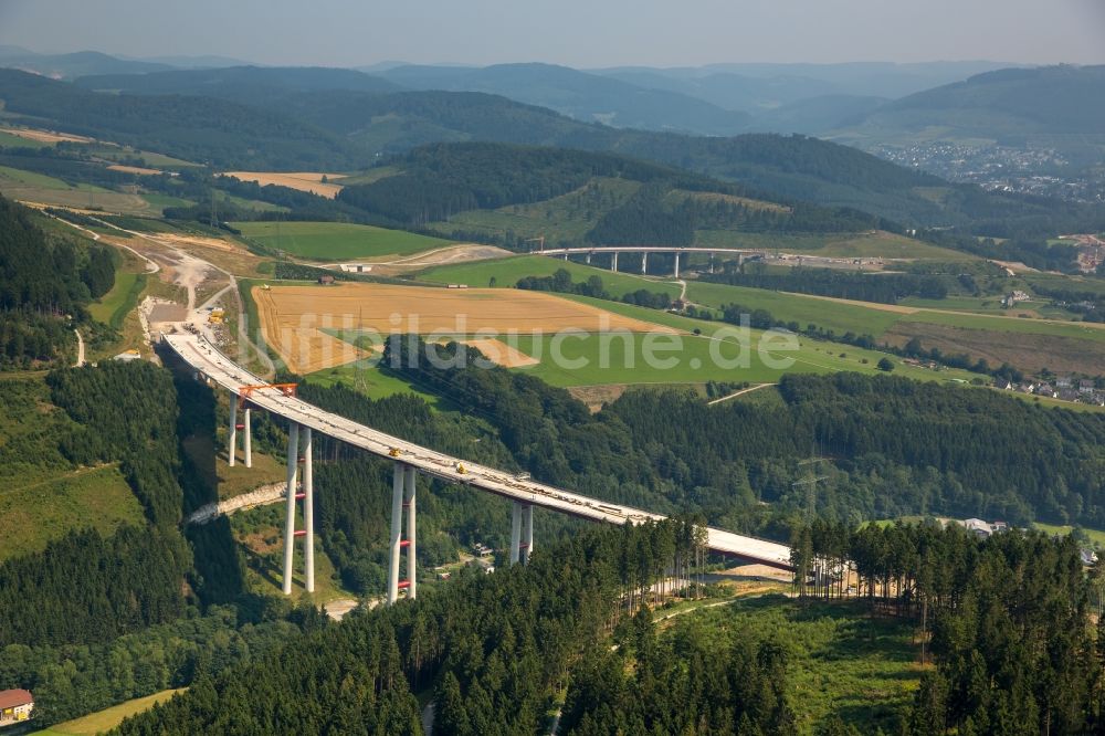 Bestwig aus der Vogelperspektive: Blick auf Baustellen und Brückenneubauten an der Autobahnerweiterung der A44 bei Bestwig im Bundesland Nordrhein-Westfalen