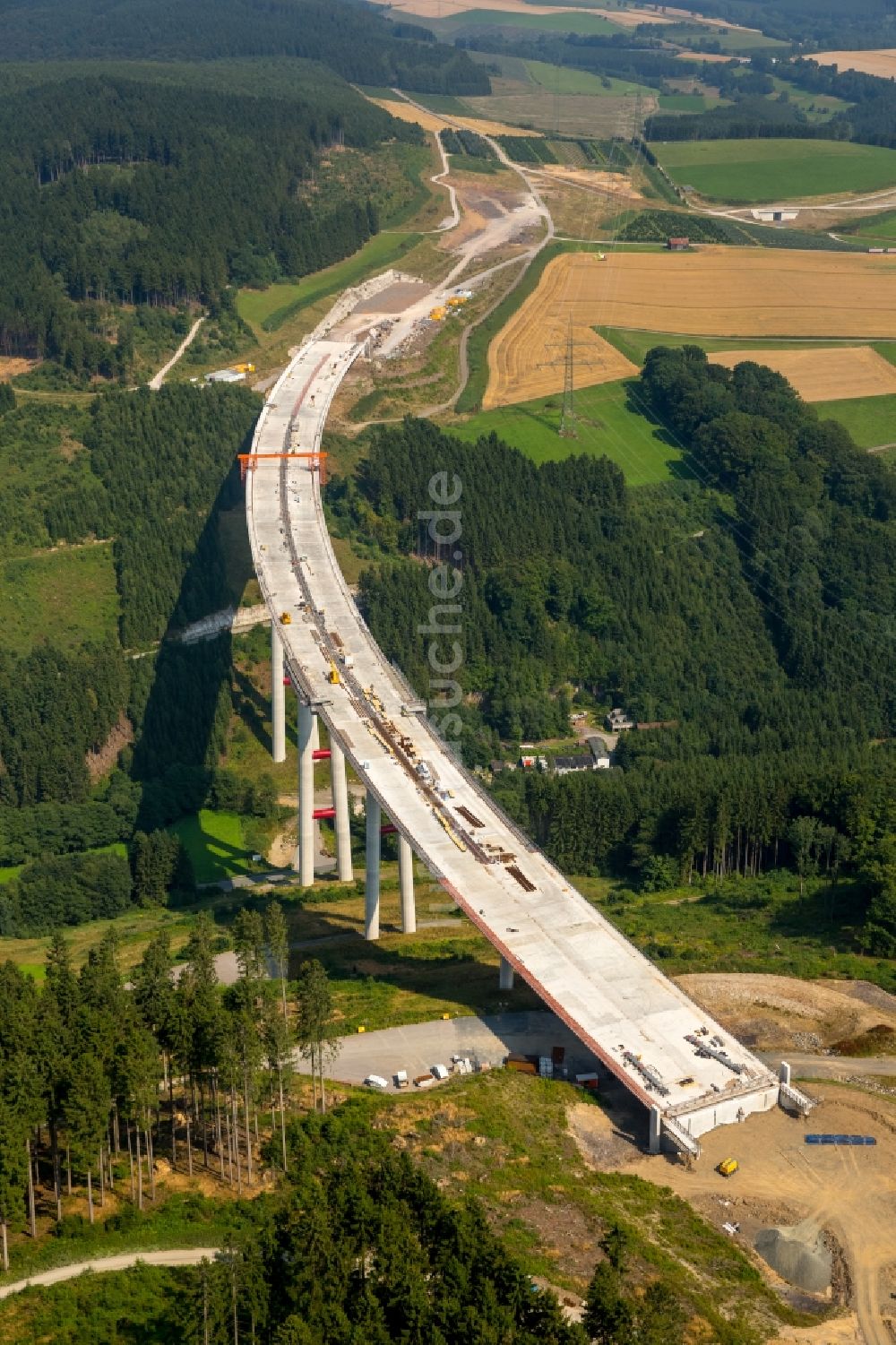 Luftaufnahme Bestwig - Blick auf Baustellen und Brückenneubauten an der Autobahnerweiterung der A44 bei Bestwig im Bundesland Nordrhein-Westfalen