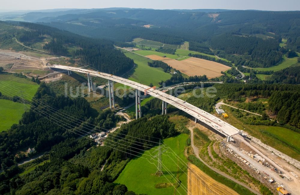 Bestwig von oben - Blick auf Baustellen und Brückenneubauten an der Autobahnerweiterung der A44 bei Bestwig im Bundesland Nordrhein-Westfalen