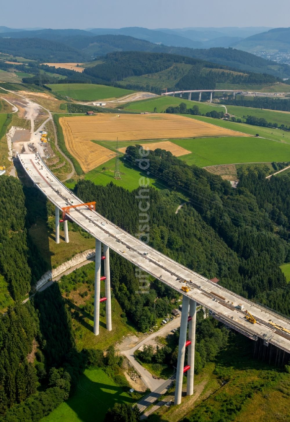 Luftaufnahme Bestwig - Blick auf Baustellen und Brückenneubauten an der Autobahnerweiterung der A44 bei Bestwig im Bundesland Nordrhein-Westfalen