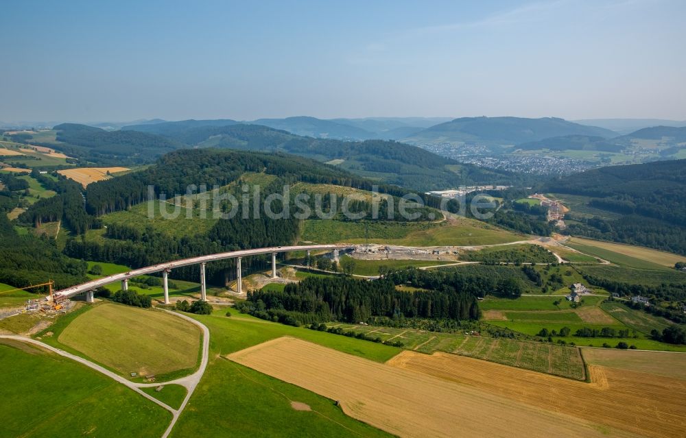 Bestwig von oben - Blick auf Baustellen und Brückenneubauten an der Autobahnerweiterung der A44 bei Bestwig im Bundesland Nordrhein-Westfalen