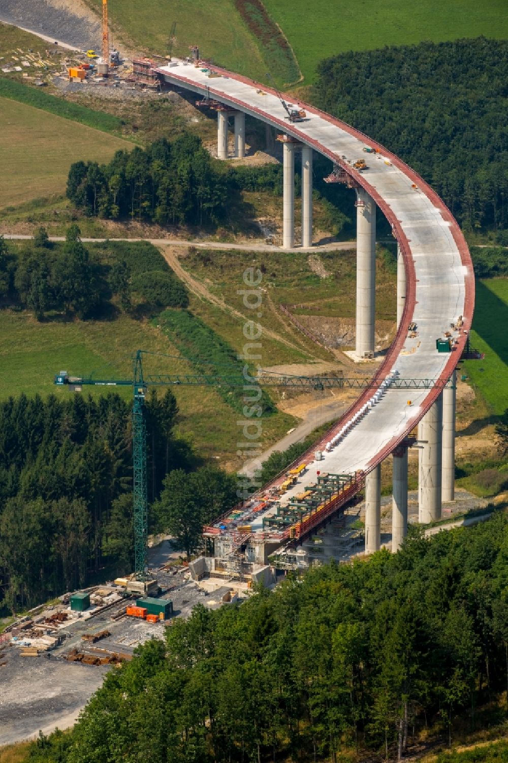 Bestwig aus der Vogelperspektive: Blick auf Baustellen und Brückenneubauten an der Autobahnerweiterung der A44 bei Bestwig im Bundesland Nordrhein-Westfalen