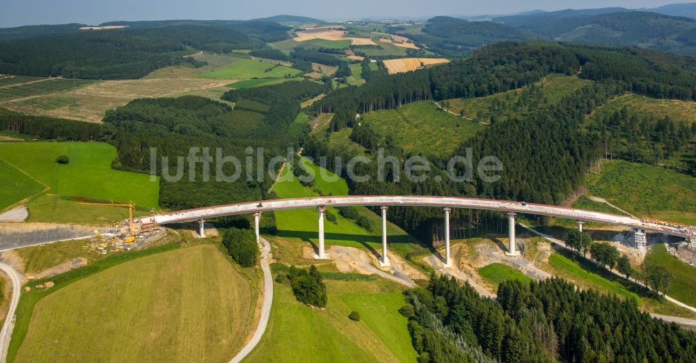 Bestwig von oben - Blick auf Baustellen und Brückenneubauten an der Autobahnerweiterung der A44 bei Bestwig im Bundesland Nordrhein-Westfalen