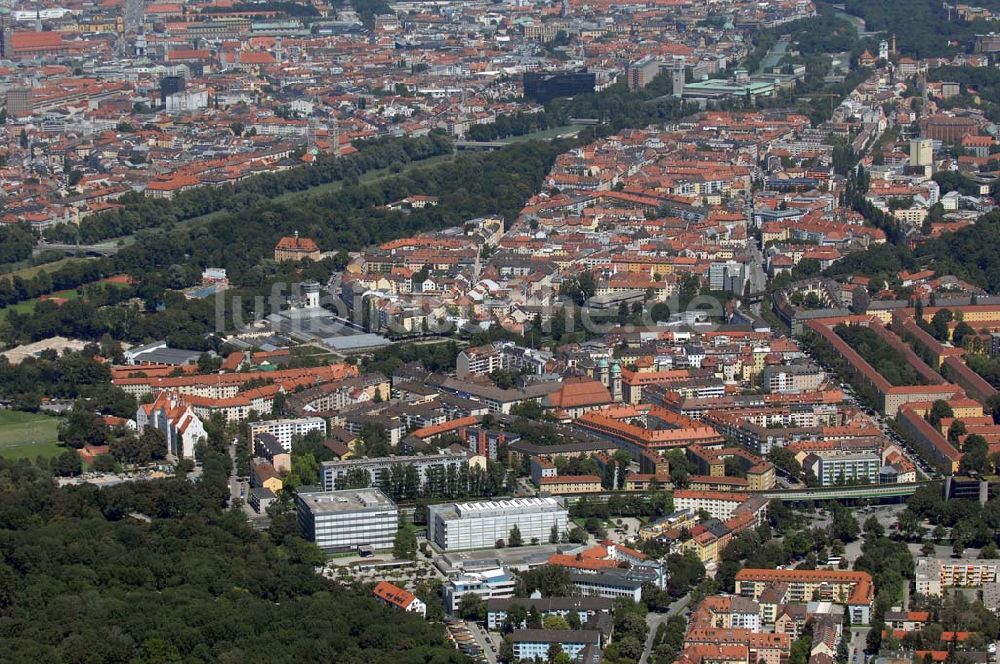 Luftbild München - Blick auf die beiden Stadtteile Münchens, die durch den Fluss Isar voneinander getrennt werden