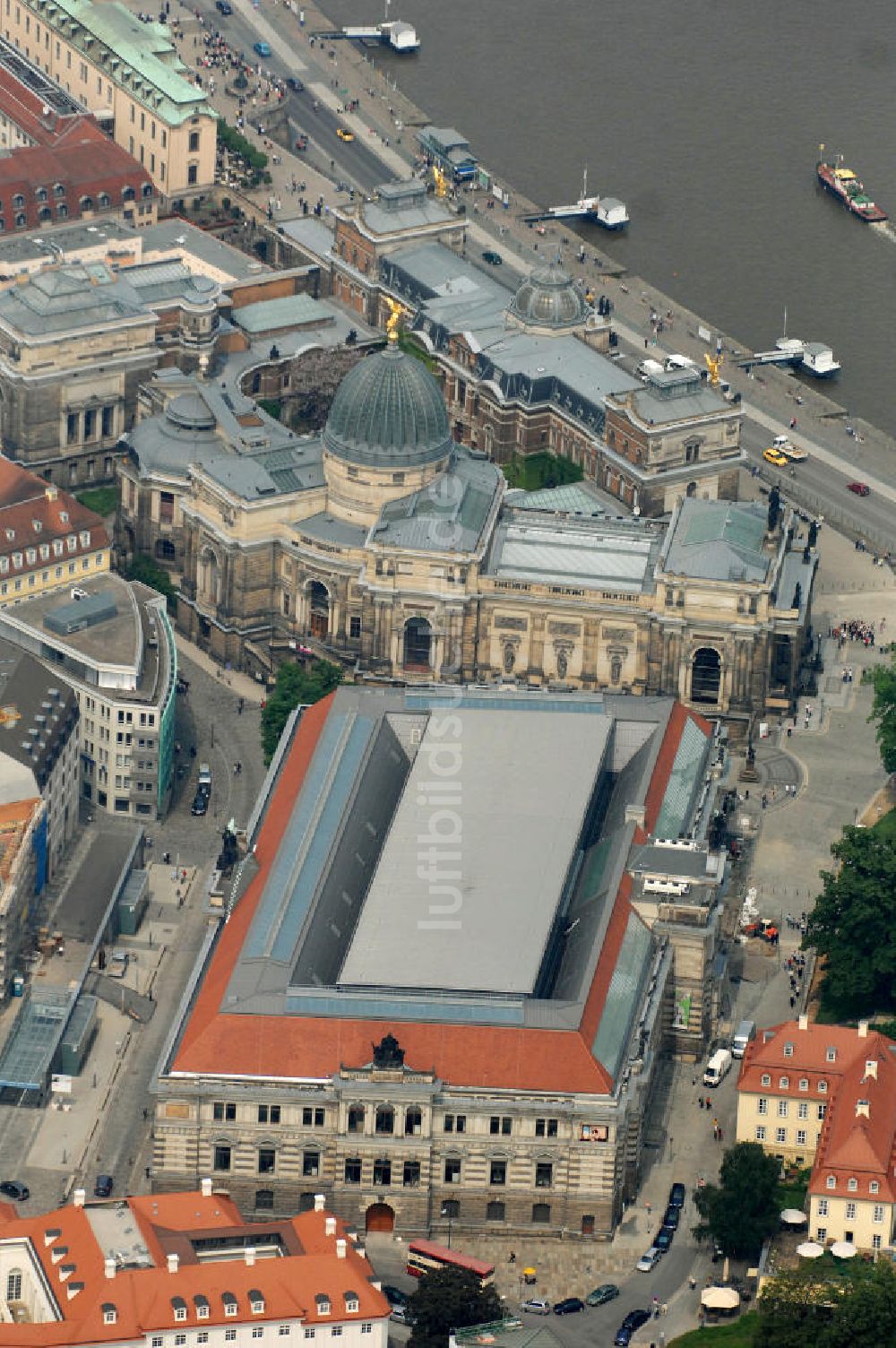 Luftbild Dresden - Blick über das Albertinum Museum und die Hochschule für Bildende Künste am Elbufer in Dresden