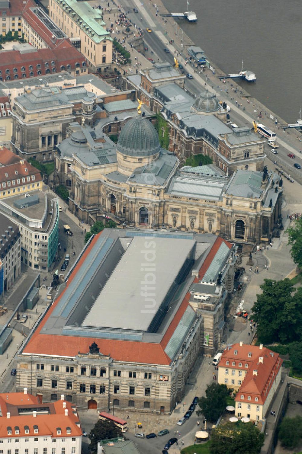 Luftaufnahme Dresden - Blick über das Albertinum Museum und die Hochschule für Bildende Künste am Elbufer in Dresden