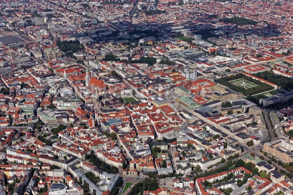 Luftaufnahme München - Blick über die Altstadt innerhalb des Altstadtringes von München im Bundesland Bayern etwa vom Isartor bis zum Königsplatz