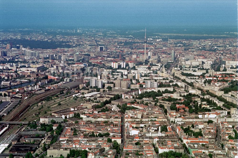 Berlin aus der Vogelperspektive: Blick über Berlin mit Fernsehturm, Ostbahnhof und Internationalem Handelszentrum