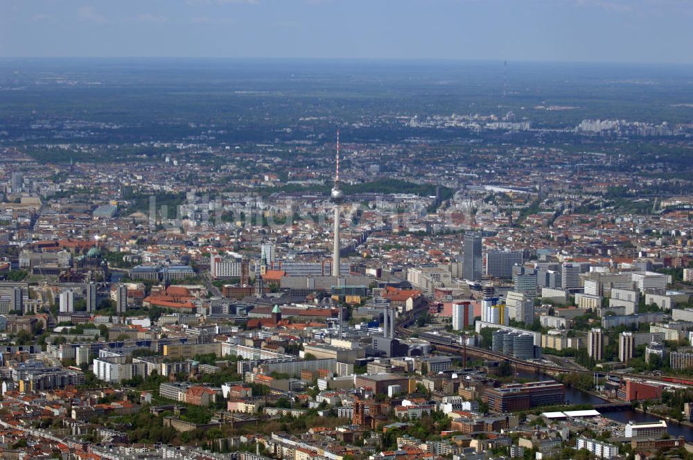 Luftaufnahme Berlin - Blick über Berlin-Mitte mit Fernsehturm