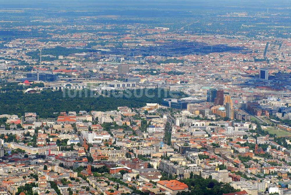 Berlin aus der Vogelperspektive: Blick über Berlin-Mitte mit dem Potsdamer Platz und dem Tiergarten in Richtung Nordosten