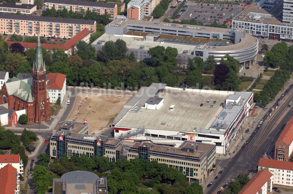 Luftbild Frankfurt / Oder - Blick über ein Büro- und Geschäftsgebäude an der Franz-Mehring-Straße auf einen Supermarkt der Handeslkette Kaufland an der Heilbronner Straße