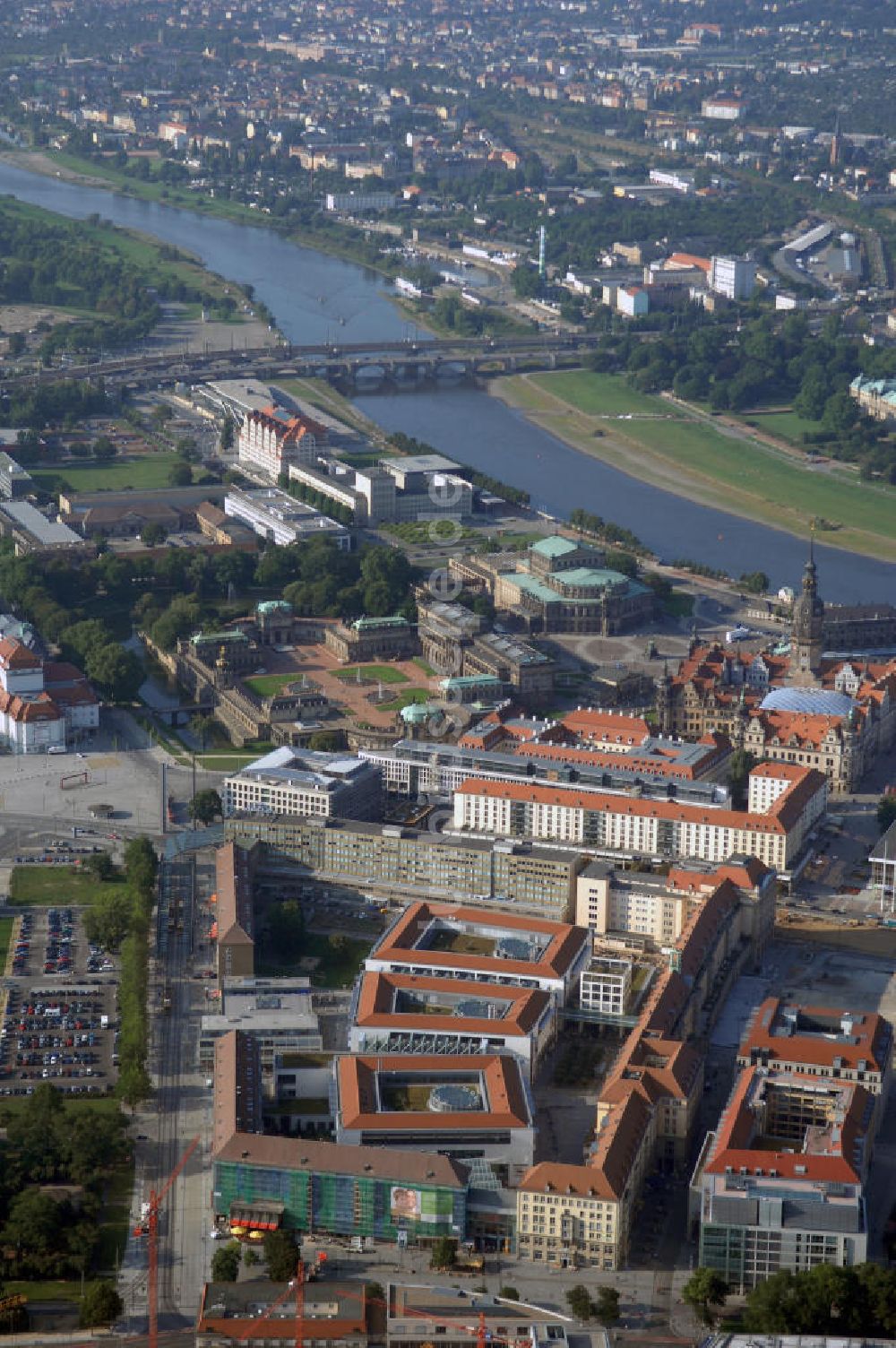 Dresden aus der Vogelperspektive: Blick über die Dresdner Altstadt am Elbufer gegenüber vom UNESCO Weltkulturerbe Elbtal