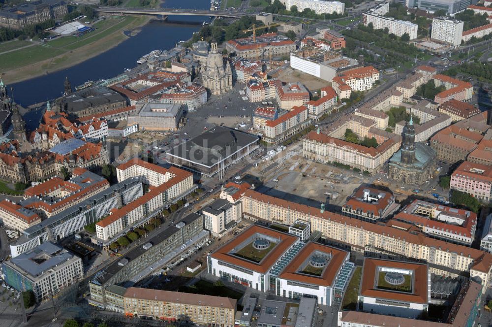 Dresden von oben - Blick über die Dresdner Altstadt am Elbufer gegenüber vom UNESCO Weltkulturerbe Elbtal