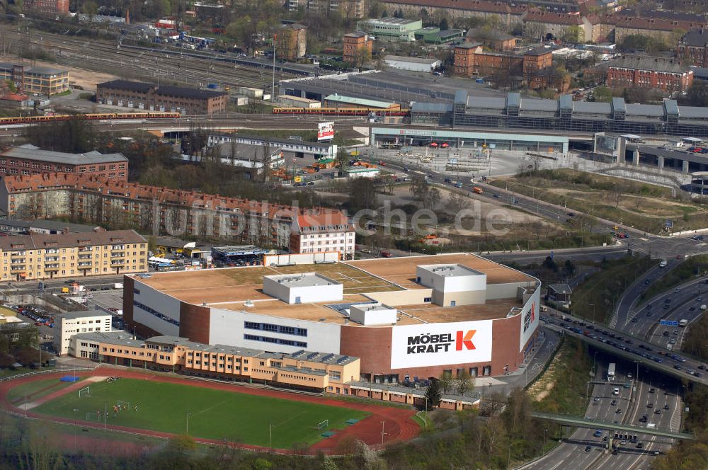 Luftaufnahme Berlin - Blick über einen Sportplatz auf ein Möbelhaus in Berlin-Schöneberg