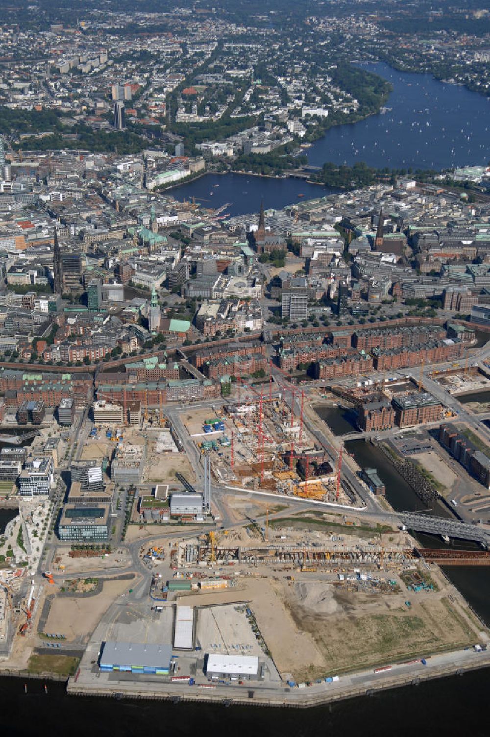 Luftbild Hamburg - Blick über die Freie Hansestadt Hamburg an der Elbe