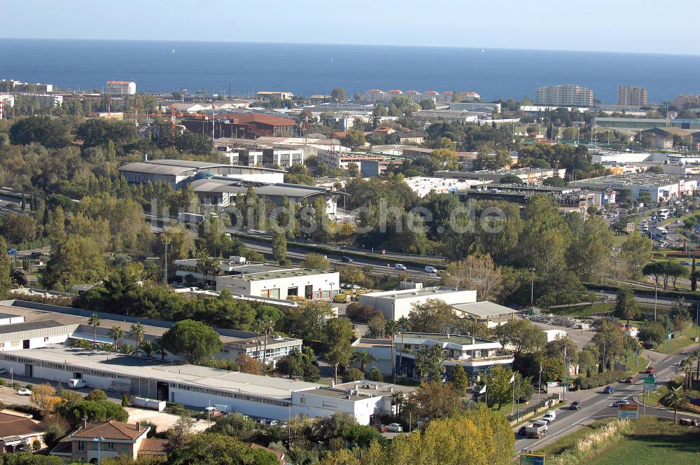 Cannes von oben - Blick über das Gewerbegebiet auf das Mittelmeer bei Cannes