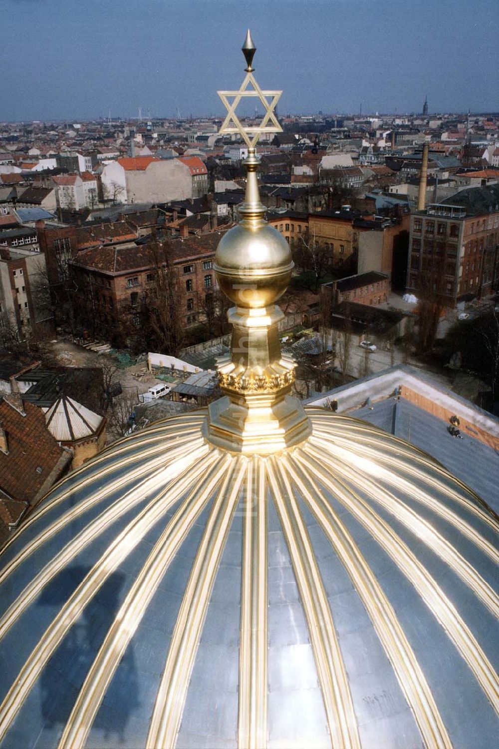 Luftbild Berlin - Blick über die goldglänzende Kuppel der Neuen Synagoge in der Oranienburger Strasse 02.04.1992