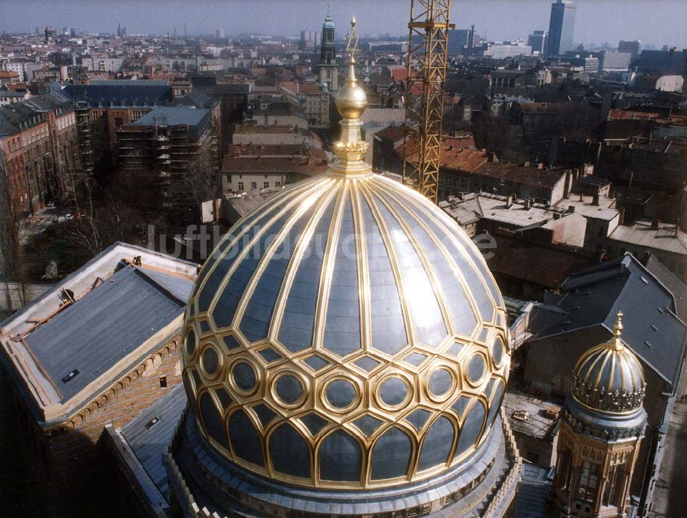 Luftaufnahme Berlin - Blick über die goldglänzende Kuppel der Neuen Synagoge in der Oranienburger Strasse 02.04.1992