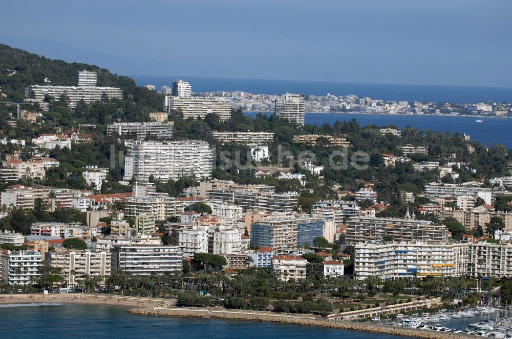 Luftaufnahme Cannes - Blick über die Halbinsel am Palm Beach Cannes auf die Halbinsel Antibes