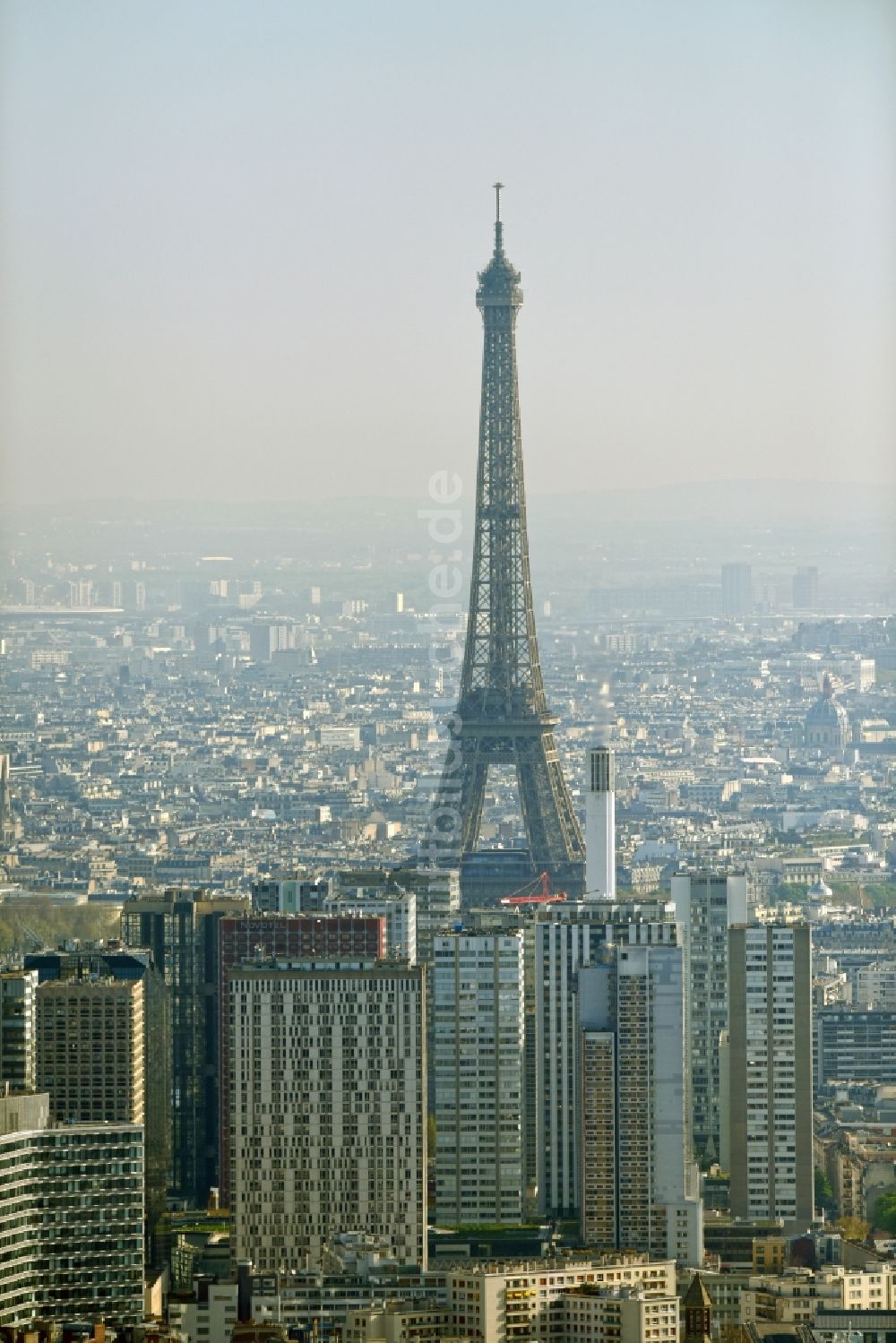 Paris aus der Vogelperspektive: Blick über Hochhäuser im Quartier de Grenelle auf Eiffelturm Tour Eiffel das Wahrzeichen in Paris in Ile-de-France, Frankreich