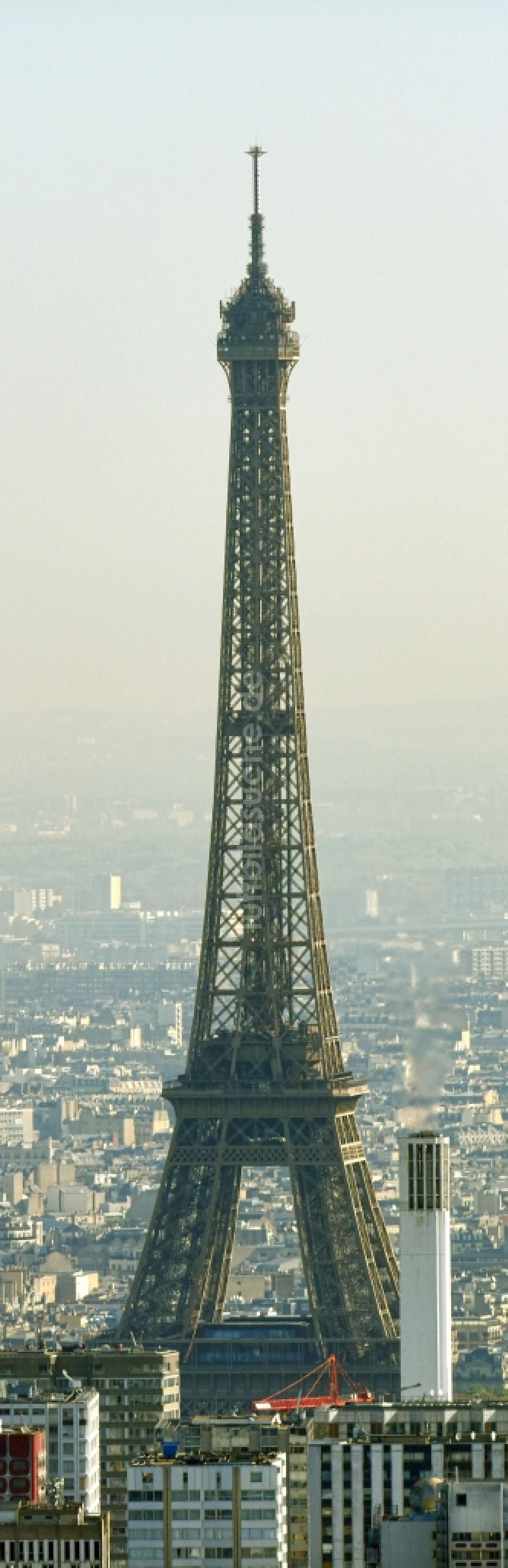 Luftaufnahme Paris - Blick über Hochhäuser im Quartier de Grenelle auf Eiffelturm Tour Eiffel das Wahrzeichen in Paris in Ile-de-France, Frankreich