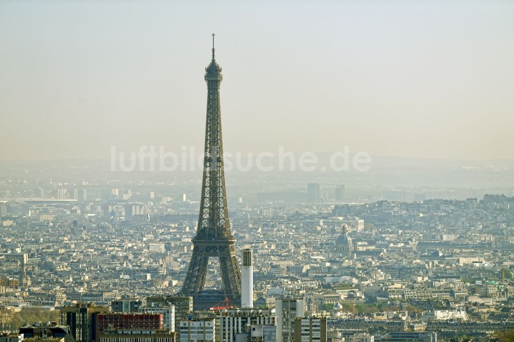 Paris von oben - Blick über Hochhäuser im Quartier de Grenelle auf Eiffelturm Tour Eiffel das Wahrzeichen in Paris in Ile-de-France, Frankreich