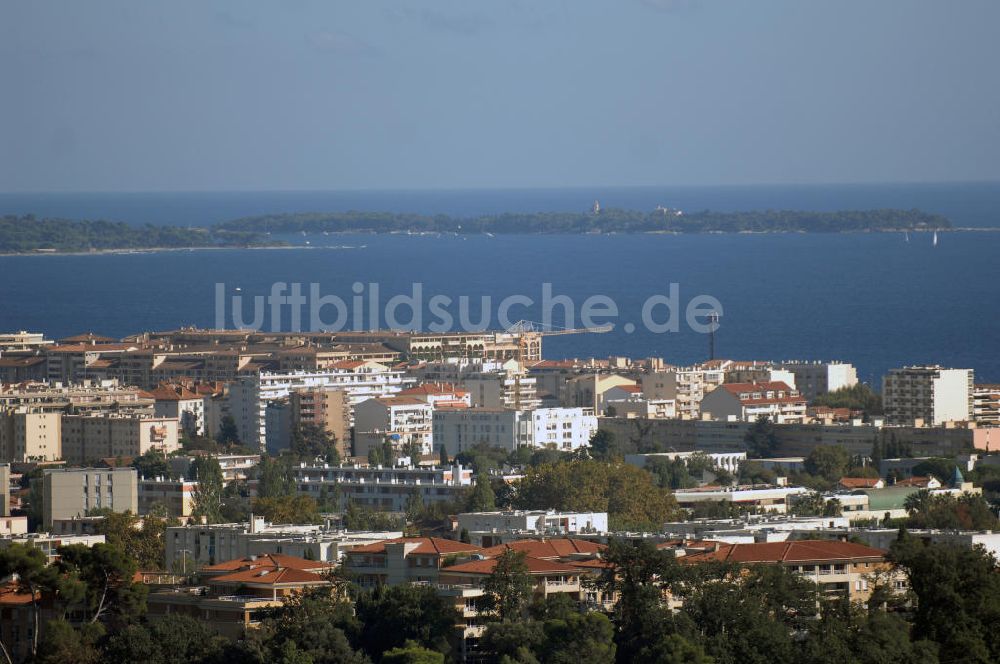 Cannes aus der Vogelperspektive: Blick über Hotels in Cannes auf das Mittelmeer und die Îles de Lérins