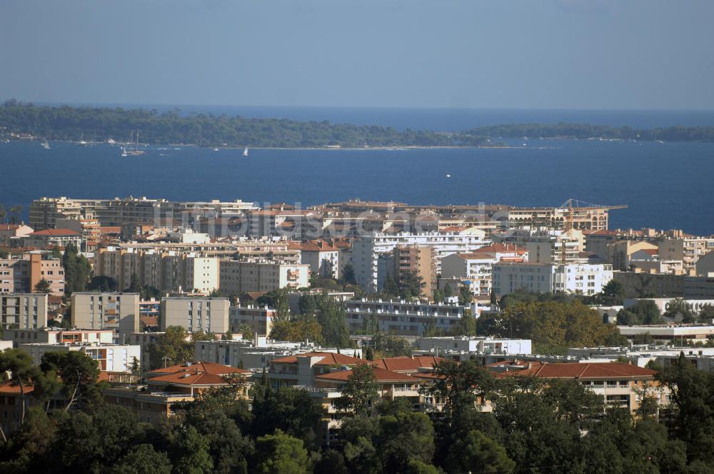 Luftbild Cannes - Blick über Hotels in Cannes auf das Mittelmeer und die Îles de Lérins