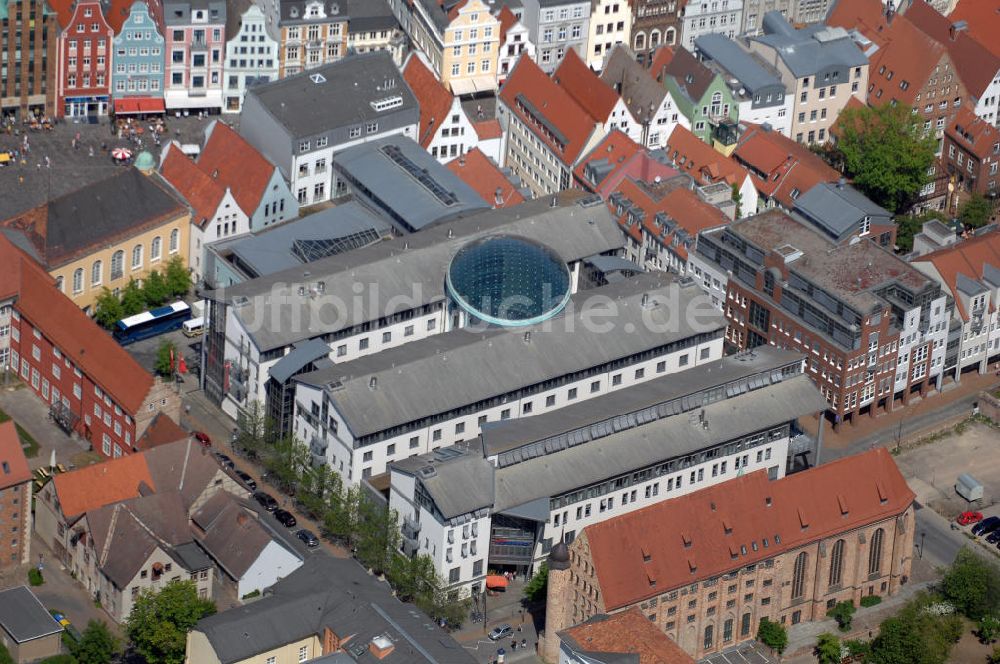 Rostock von oben - Blick über Häuserformation der Rostocker Innenstadt