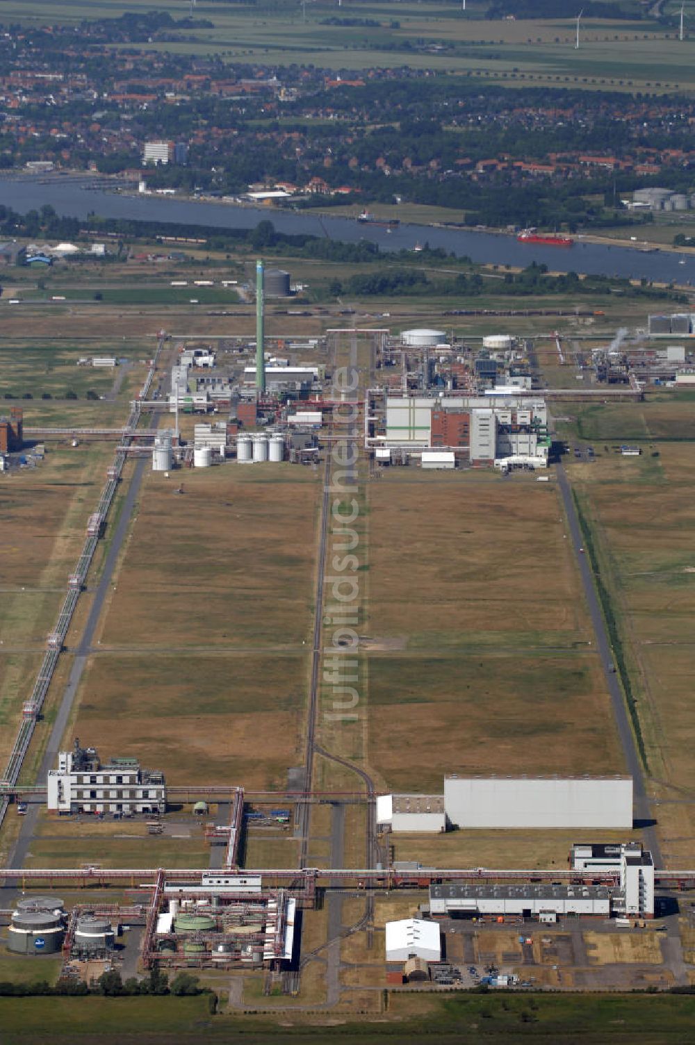 Luftaufnahme Brunsbüttel - Blick über die Industriegebiete Brunsbüttel auf die Stadt Brunsbüttel