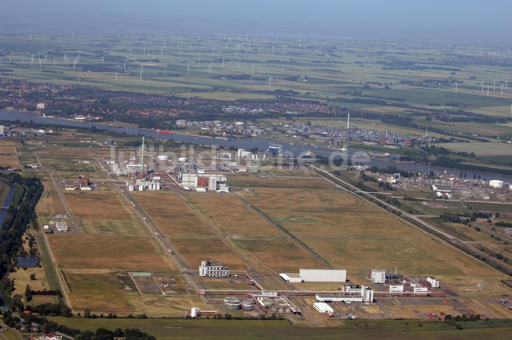 Brunsbüttel aus der Vogelperspektive: Blick über die Industriegebiete Brunsbüttel auf die Stadt Brunsbüttel