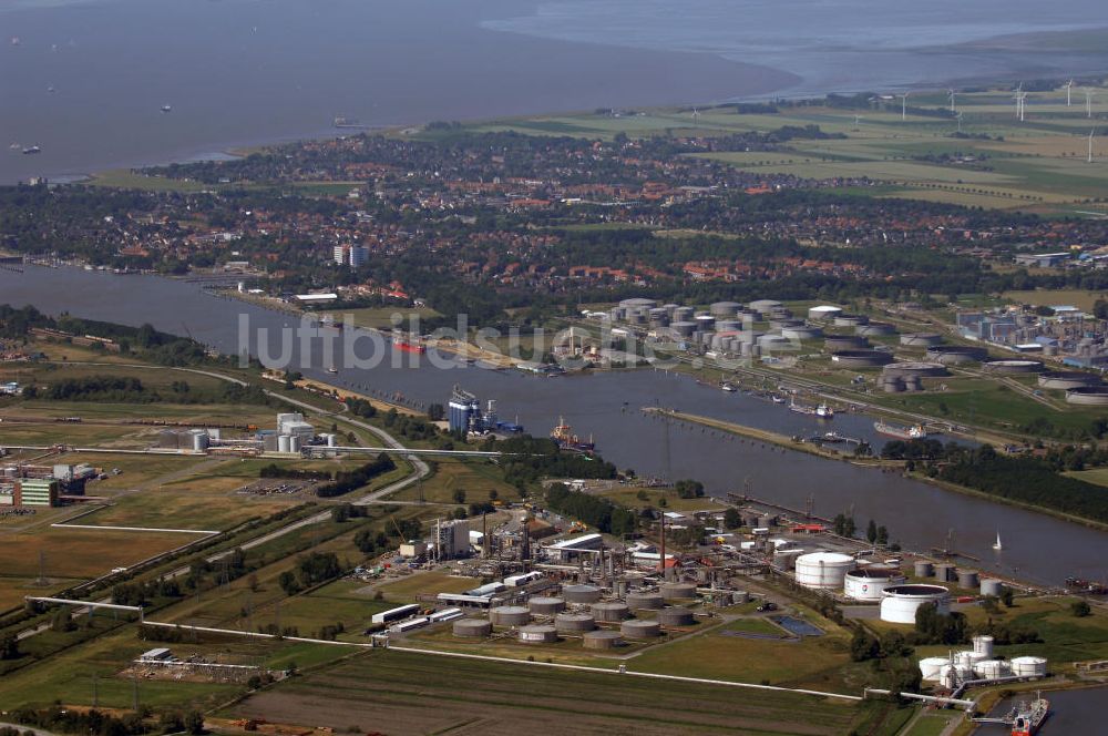 Luftbild Brunsbüttel - Blick über die Industriegebiete Brunsbüttel auf die Stadt Brunsbüttel