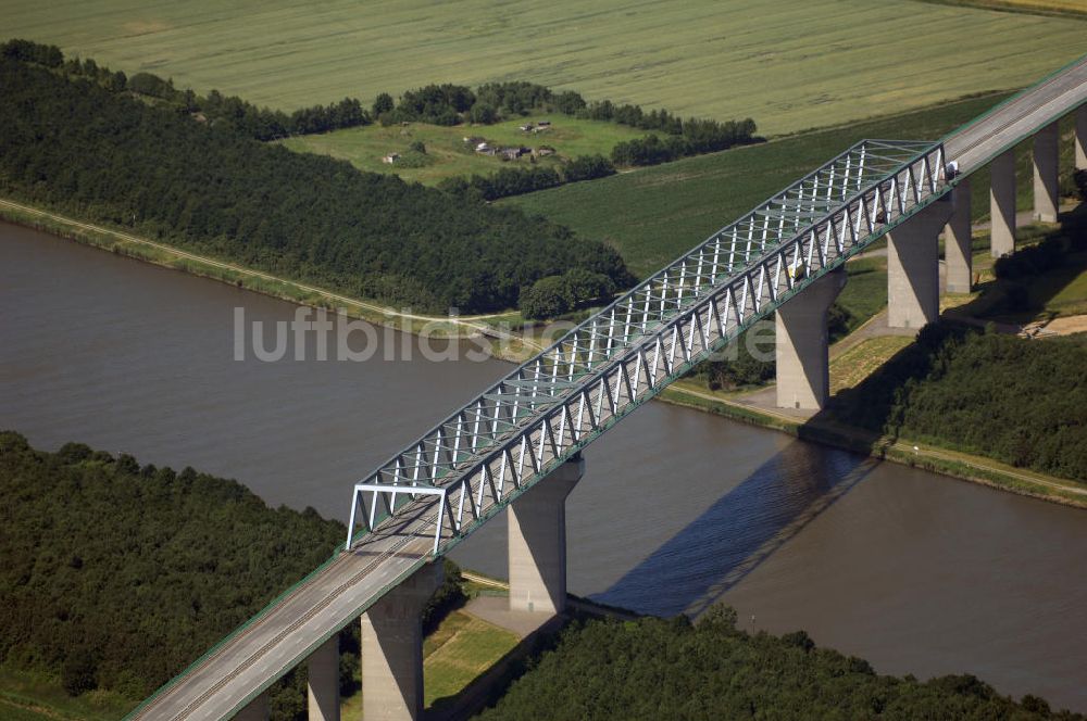 Luftaufnahme Brunsbüttel - Blick über die Industriegebiete Brunsbüttel auf die Stadt Brunsbüttel