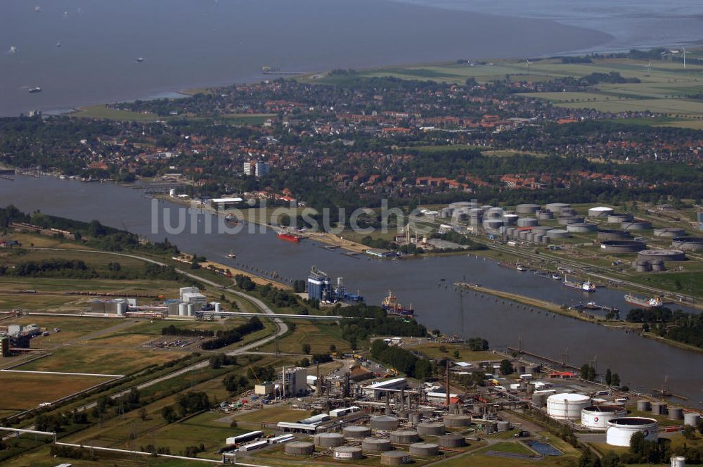 Luftbild Brunsbüttel - Blick über die Industriegebiete Brunsbüttel auf die Stadt Brunsbüttel