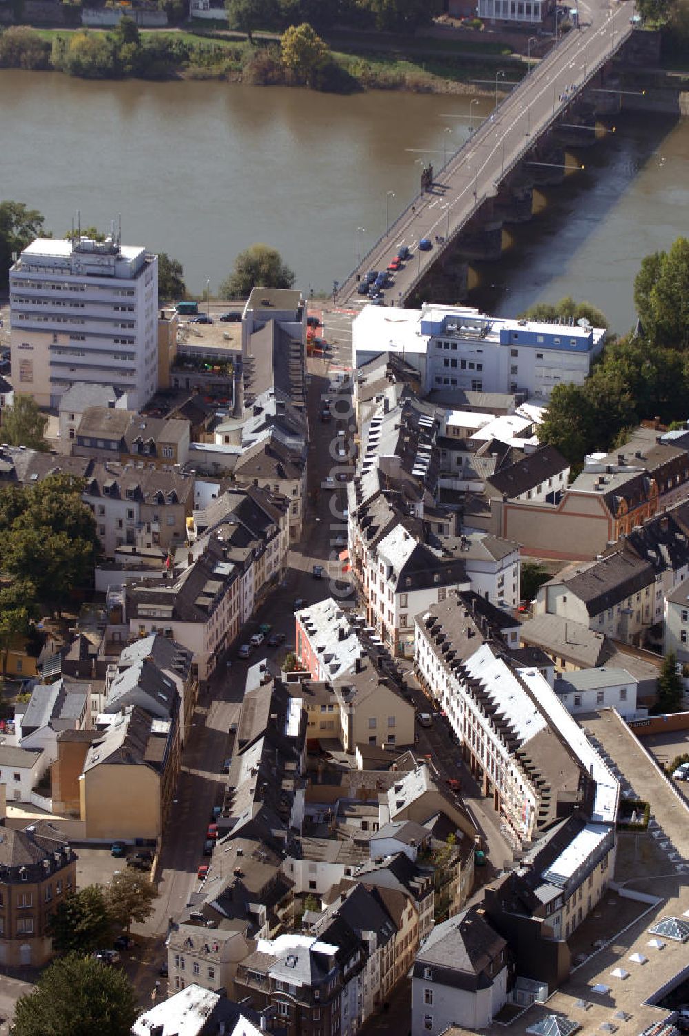 Luftbild Trier - Blick über die Innenstadt von Trier und die Römerbrücke, die über die Mosel führt