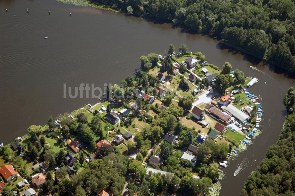 Berlin aus der Vogelperspektive: Blick über eine Insel in Hessenwinkel auf Wald und Süd-Erkner