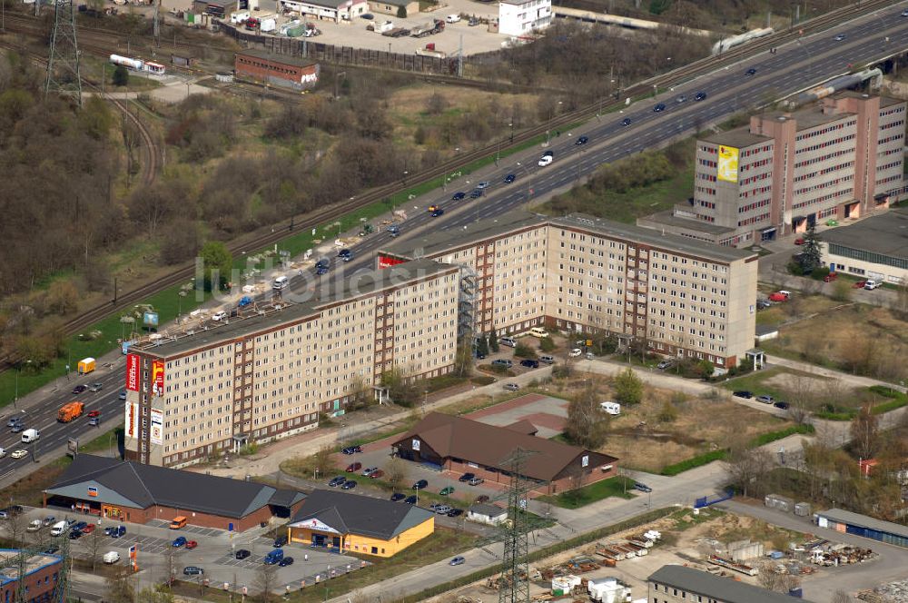 Berlin aus der Vogelperspektive: Blick über Kaufhäuser und das Marzahner Bürocenter auf die Landsberger Allee