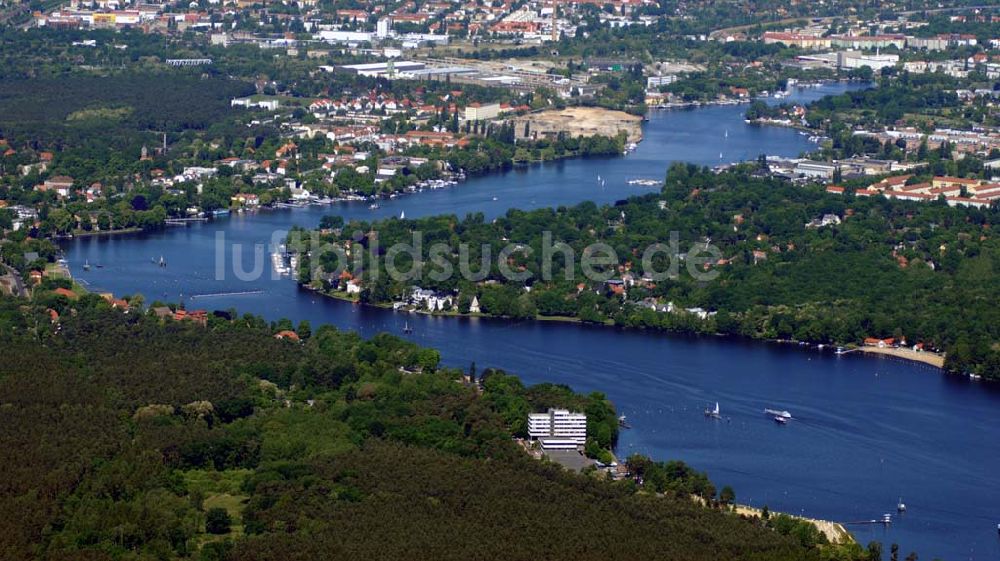 Grünau aus der Vogelperspektive: Blick über das Landschaftsschutzgebiet Berliner Stadtforst auf den Langer See