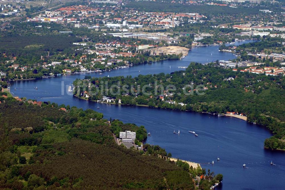 Luftbild Grünau - Blick über das Landschaftsschutzgebiet Berliner Stadtforst auf den Langer See