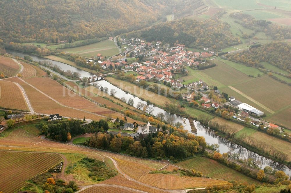 Oberhausen an der Nahe von oben - Blick über die Nahe auf Oberhausen an der Nahe im Bundesland Rheinland-Pfalz