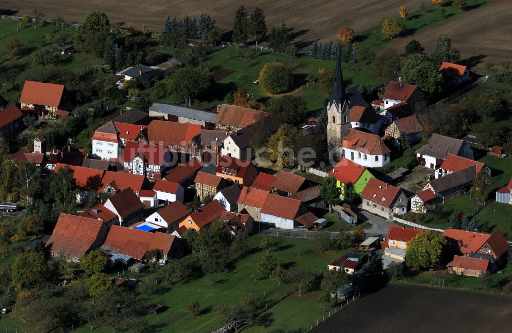 Luftbild Gügleben - Blick über den Ort Gügeleben mit Dorfkirche in Thüringen